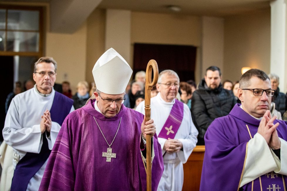 V kostele sv. Václava biskup Martin David sloužil mši s kajícím obřadem kvůli zde spáchanému násilnému činu, 4. prosince 2022, Baška, Frýdecko-Místecko. V kostele byl ubodán  devatenáctiletý varhaník.