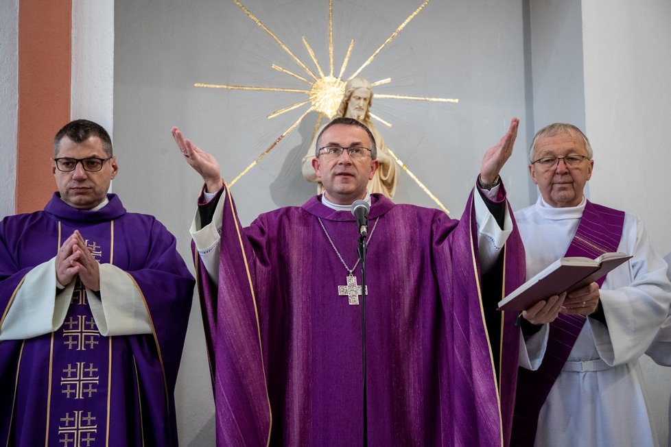 V kostele sv. Václava v Bašce biskup Martin David sloužil mši s kajícím obřadem. V kostele byl ubodán varhaník Josef (†18).