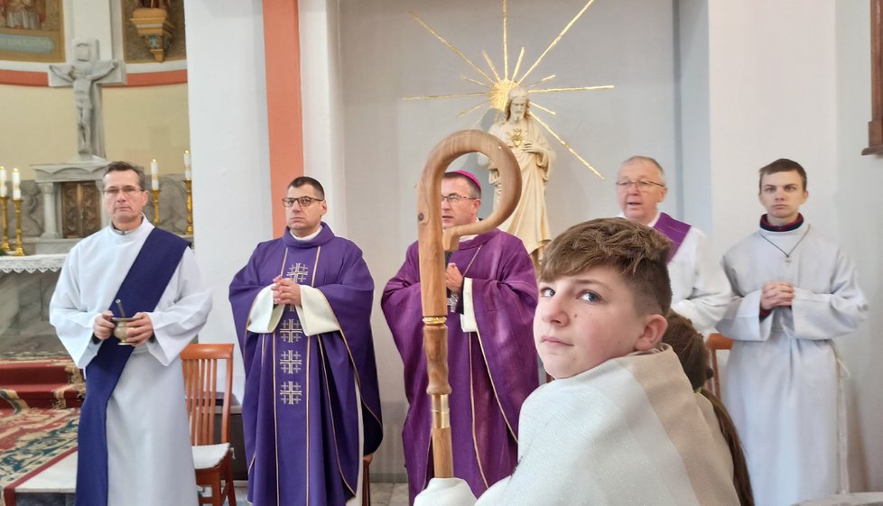 Biskup ostravsko-opavské diecéze Martin David přijel do Bašky na Frýdecko-Místecku smýt otisk vraždy z kostela i místních. Vše pokropil svěcenou vodou.