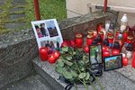 Ke kostelu sv. Václava v Bašce nosí lidé svíčky za zavražděného Josefa (†18). Spolužáci tam dali i jeho fotografie.