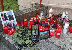 Ke kostelu sv. Václava v Bašce nosí lidé svíčky za zavražděného Josefa (†18). Spolužáci tam dali i jeho fotografie.