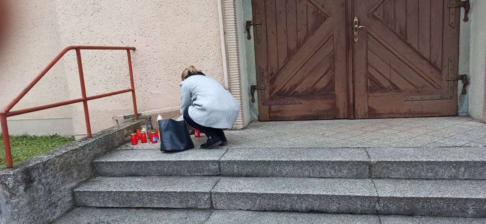 Ke kostelu v Bašce na Frýdecko-Místecku, kde byl zavražděný varhaník (†18), lidé nosí svíčky.