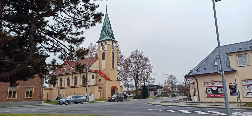 Kostel sv. Václava v Bašce, kde byl zavražděn varhaník Josef (†18). Pachatel byl varhaník Jaroslav (22) z nedalekého Frýdlantu nad Ostravicí.