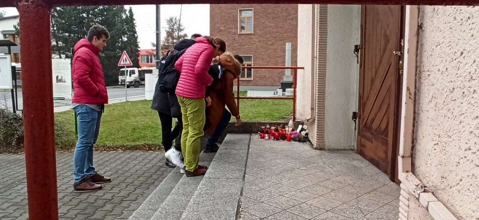 Ke kostelu sv. Václava v Bašce nosí lidé svíčky za zavražděného Josefa (†18).