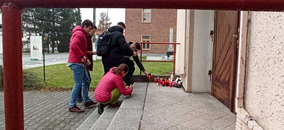 Ke kostelu sv. Václava v Bašce nosí lidé svíčky za zavražděného Josefa (†18).