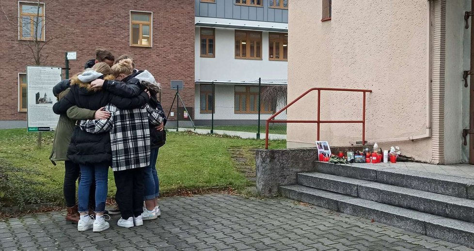 Ke kostelu sv. Václava v Bašce nosí lidé svíčky za zavražděného Josefa (†18). Spolužáci tam dali i jeho fotografie.