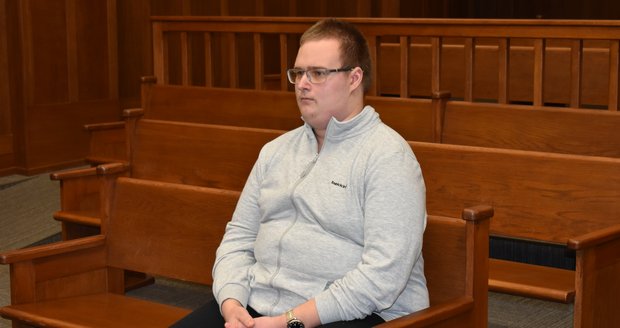 Obžalovaný Jaroslav Fuksa (21) za chladnokrevnou vraždu kamaráda Josefa (†18) z Bašky na Frýdecko-Místecku přijal po dohodě o vině a trestu verdikt 15,5 roku vězení.
