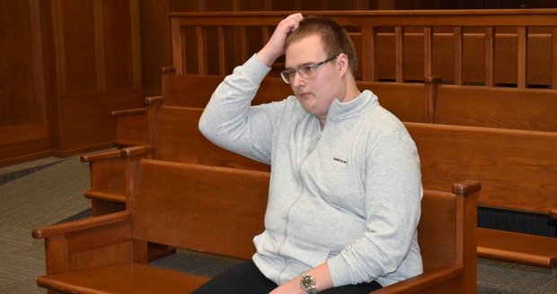 Obžalovaný Jaroslav Fuksa (21) za chladnokrevnou vraždu kamaráda Josefa (†18) z Bašky na Frýdecko-Místecku přijal po dohodě o vině a trestu verdikt 15,5 roku vězení.