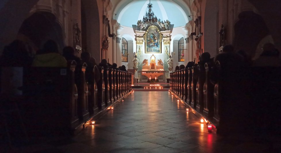 Kající mše se ve Frýdlantu nad Ostravicí, kde hrál na varhany obviněný Jaroslav (20), odehrála při svíčkách.