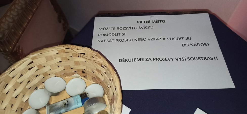 Dospělí i děti u pietního místa psali vzkazy pro rodinu zemřelého Jožky (†18).