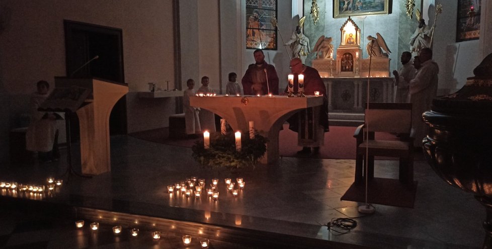 Kající mše se ve Frýdlantu nad Ostravicí, kde hrál na varhany obviněný Jaroslav (20), odehrála při svíčkách.