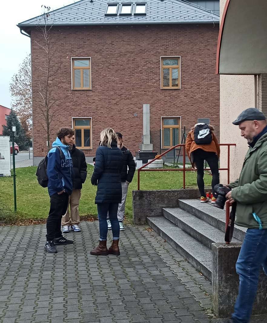 Ke kostelu v Bašce na Frýdecko-Místecku, kde byl zavražděný varhaník (†18), lidé nosí svíčky.