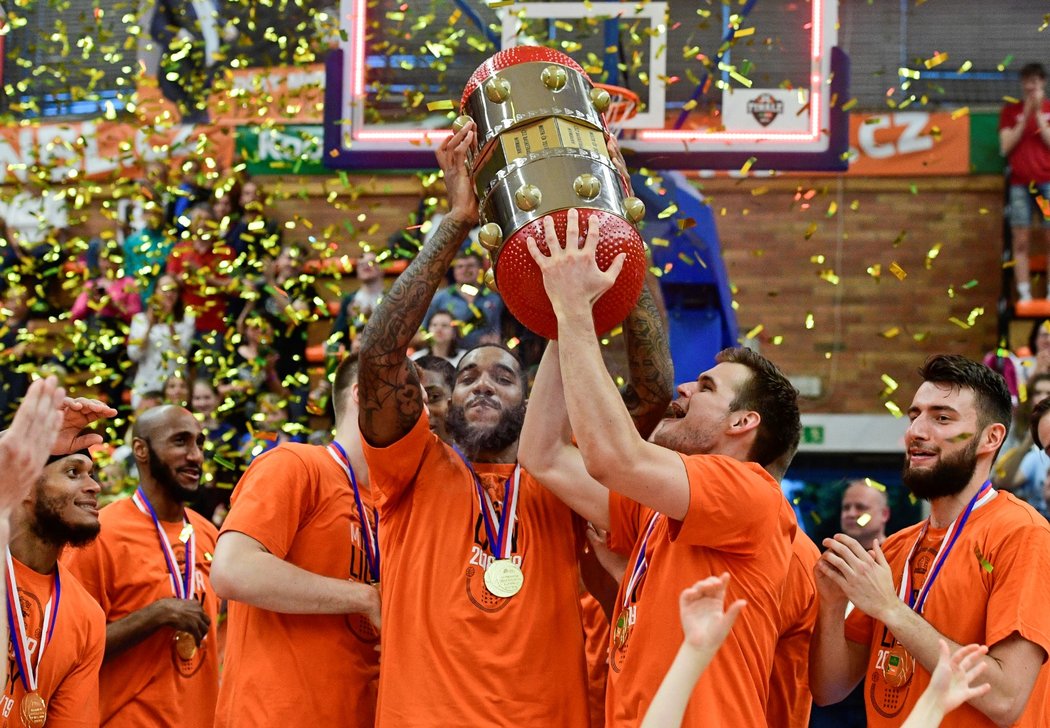 Basketbalisté Nymburka slaví další mistrovský titul