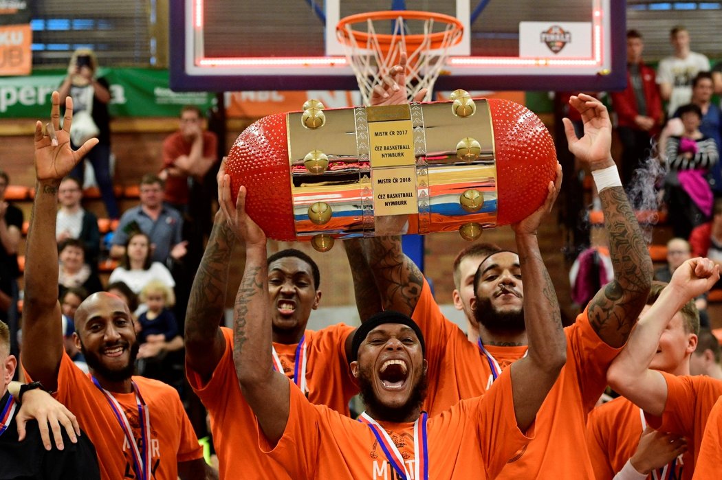 Basketbalisté Nymburka slaví další mistrovský titul