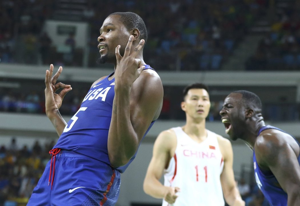 Americký basketbalista Kevin Durant slaví s Draymondem Greenem vstřelený koš při jasném vítězství nad Čínou