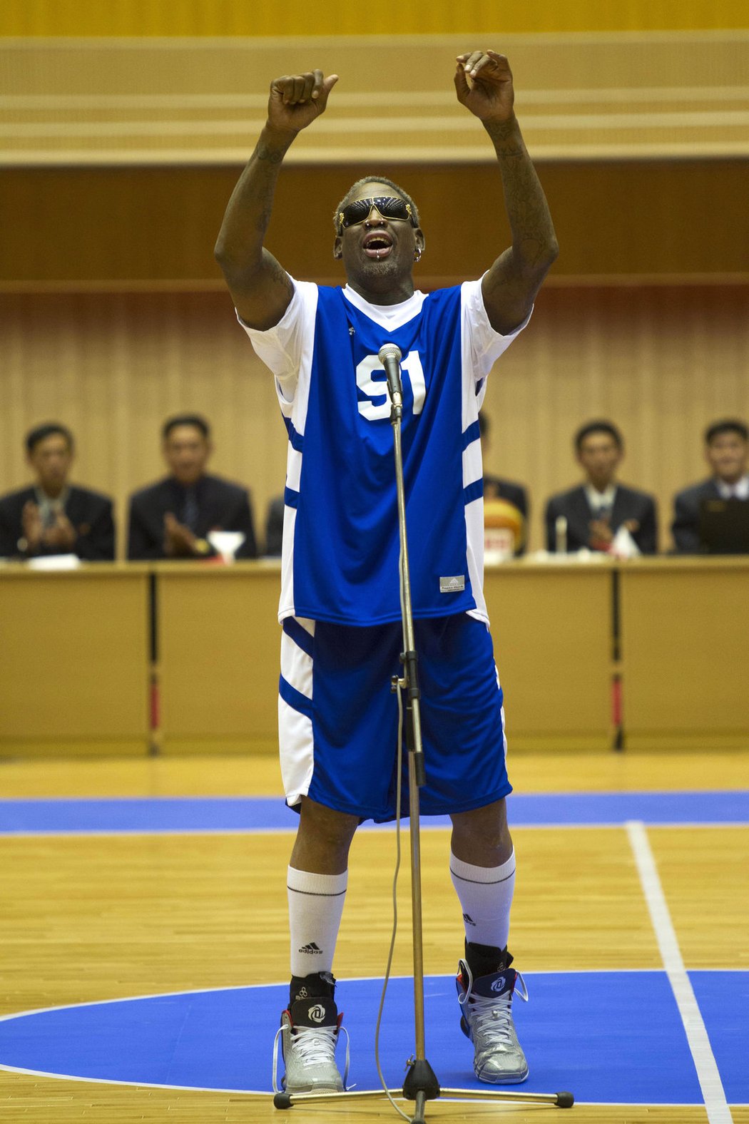 Dennis Rodman zazpíval při návštěvě v KLDR vůdci Kim Čong-unovi k narozeninám píseň Happy Birthday. Někdejší slavný americký basketbalista již dříve řekl, že utkání je dárkem pro severokorejského diktátora, jehož nazývá svým nejlepším přítelem.