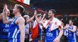 Čeští basketbalisté oslavují s fanoušky triumf nad Brazílií v osmifinálové skupině MS