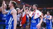 Čeští basketbalisté oslavují s fanoušky triumf nad Brazílií v osmifinálové skupině MS