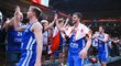 Čeští basketbalisté oslavují s fanoušky triumf nad Brazílií v osmifinálové skupině MS