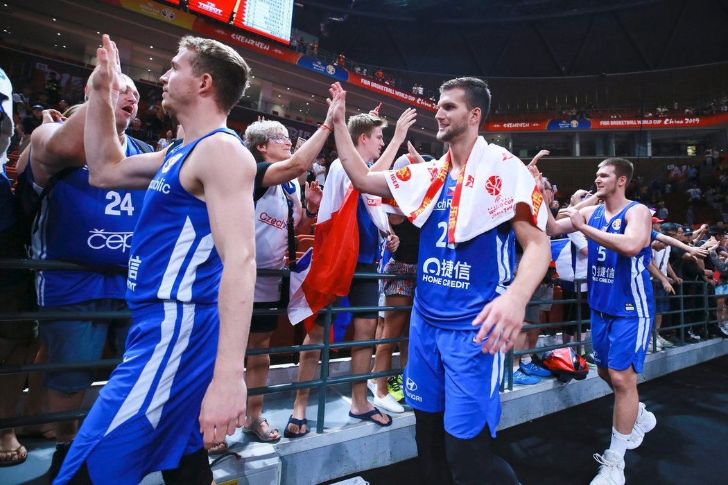 Čeští basketbalisté oslavují s fanoušky triumf nad Brazílií v osmifinálové skupině MS