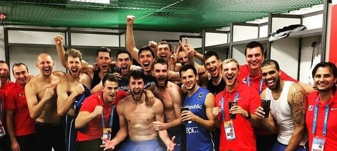 Tak čeští basketbalisté slavili v šatně postup do čtvrtfinále ME