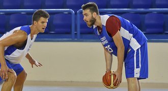 Praha neuspěla, basketbalisté musí o OH bojovat na cizím hřišti