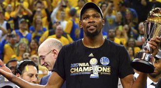 Hvězdný Durant zůstává v Golden State. Přijal menší plat, aby tým udržel opory