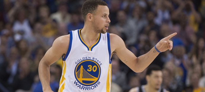 Stephen Curry patří mezi hlavní postavy týmu Golden State, který vládne NBA