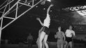 Ženský basketbalový zápas pařížského sportovního klubu PUC (Paris Université Club). (1951)