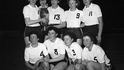 Dámské družstvo pařížského sportovního klubu PUC (Paris Université Club) s trofejí. (1951)