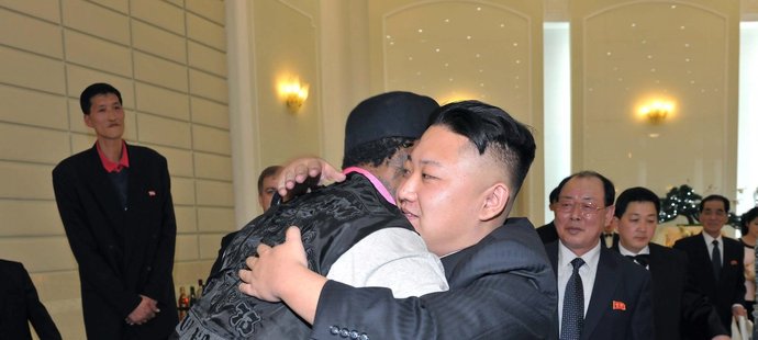 Vřelé objetí. O mnoho vyšší Dennis Rodman se musel k severokorejskému vůdci sklonit.