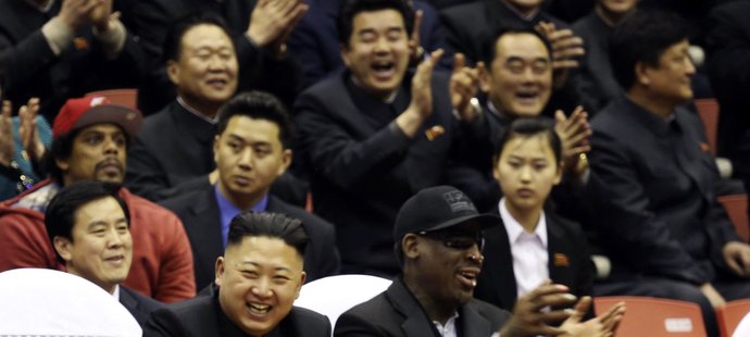 Při sledování basketbalového zápasu se Rodman i severokorejský vůdce Kim Čong-un často usmívali.