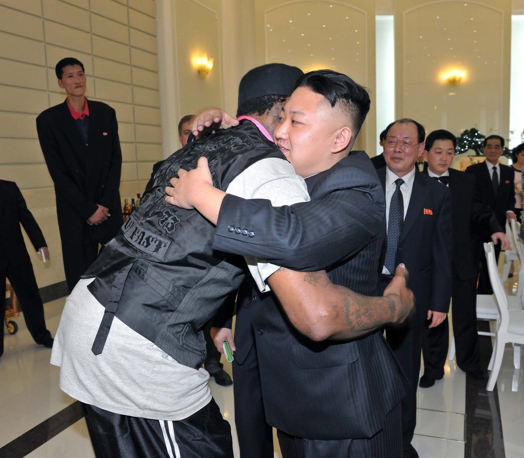 O mnoho vyšší Dennis Rodman se musel k severokorejskému vůdci Kim Čong-unovi pořádně sklonit. Vůdce KLDR naopak prohlásil, že doufá, že basketbalistova návštěva uvolní vztahy mezi Severní Koreou a USA.