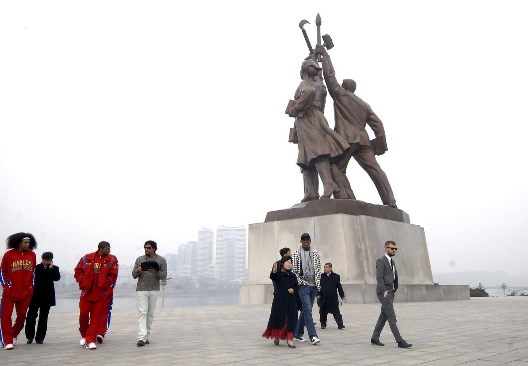 Tady se turisté nemačkají! Dennis Rodman se prochází po severokorejské metropoli.