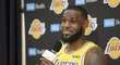 LeBron James v dresu LA Lakers odpovídá novinářům