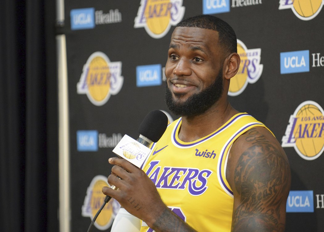 LeBron James v dresu LA Lakers odpovídá novinářům