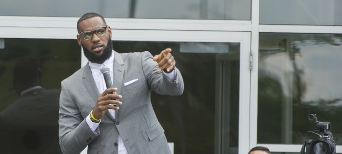 LeBron James otevřel školu v rodném Akronu