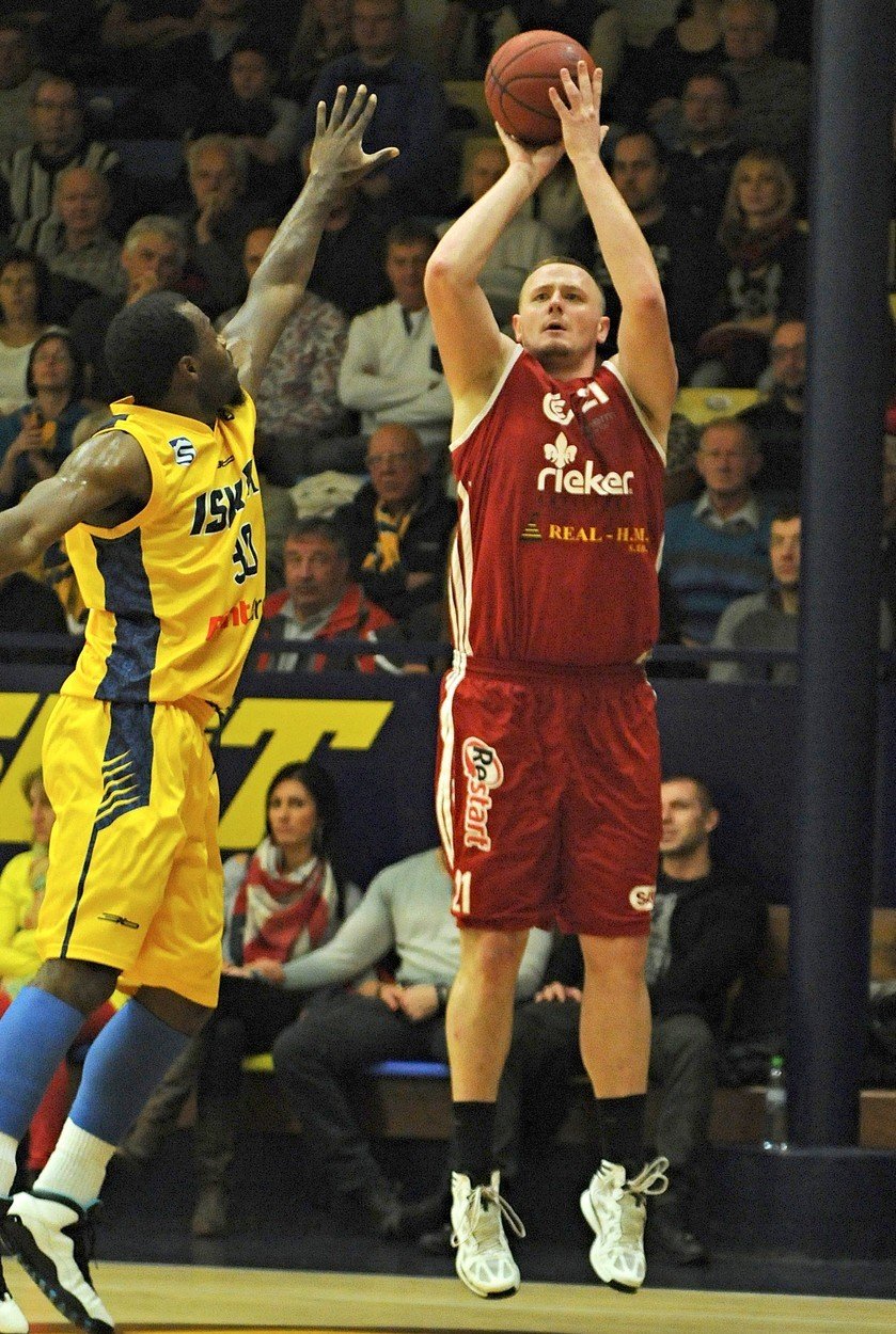 Zesnulý basketbalista Michal Maslík při zápase svého Komárna v roce 2014