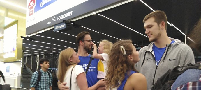 České basketbalisty přivítali na letišti jejich nejbližší