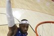 Takhle smečoval v dresu Východu Lebron James. Utkání hvězd basketbalové NBA v Houstonu vyhrál v Houstonu výběr Západní konference, který porazil tým Východu 143:138. Třiceti body se na výhře podílel Kevin Durant, Chris Paul přidal 20 bodů a 15 asistencí.