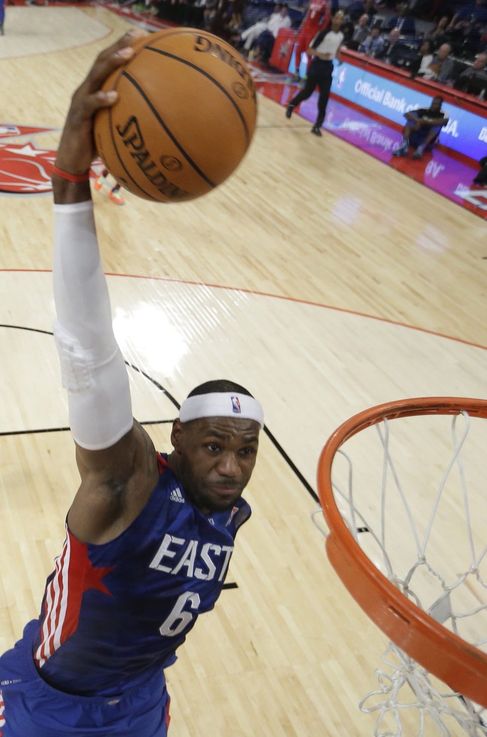 Takhle smečoval v dresu Východu Lebron James. Utkání hvězd basketbalové NBA v Houstonu vyhrál v Houstonu výběr Západní konference, který porazil tým Východu 143:138. Třiceti body se na výhře podílel Kevin Durant, Chris Paul přidal 20 bodů a 15 asistencí.