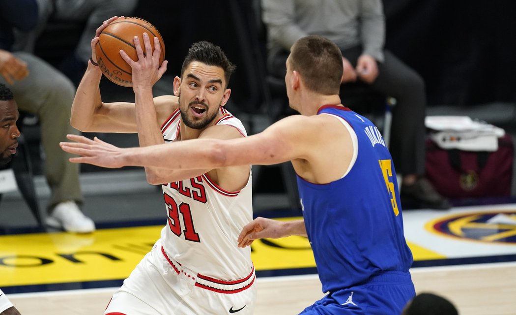 Tomáš Satoranský při utkání proti Denveru, které jeho Chicagu nevyšlo