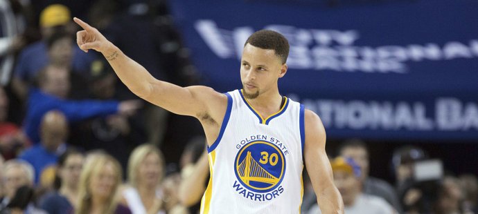 Stephen Curry je lídrem Golden State Warriors. Jeho tým předvádí v této sezoně NBA suverénní jízdu.