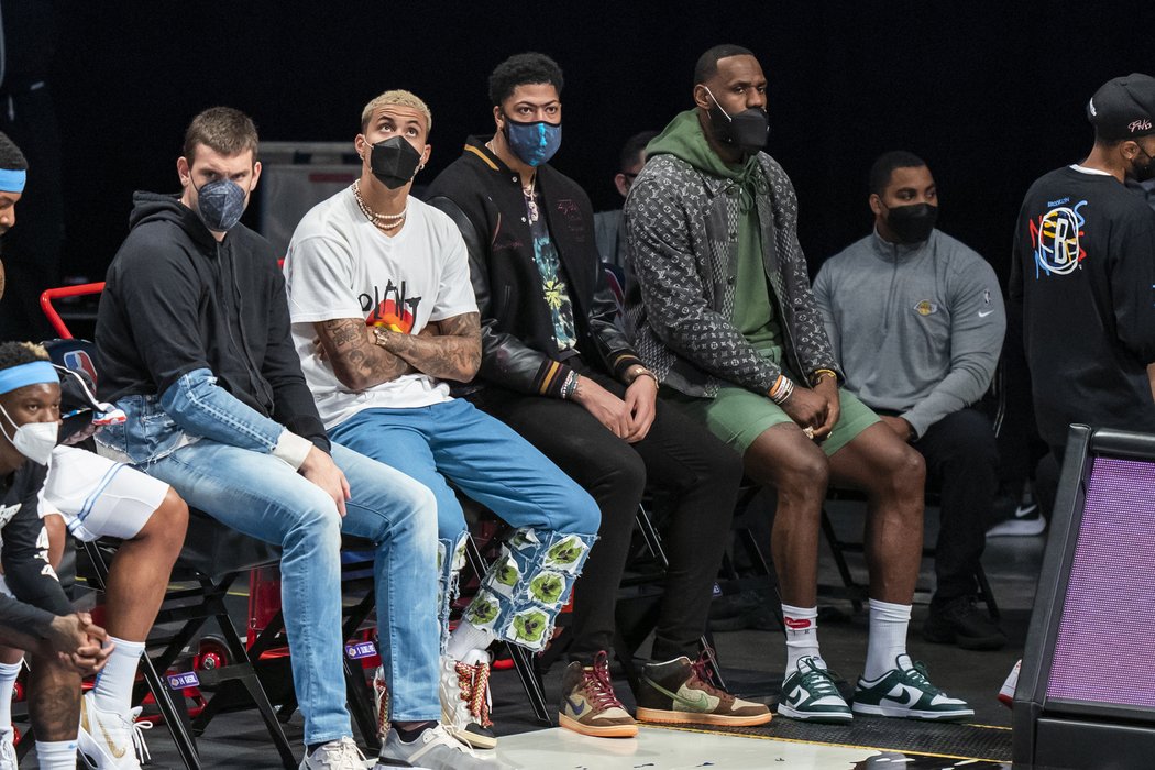 Zraněný LeBron James pozoroval výkon LA Lakers jen v civilu