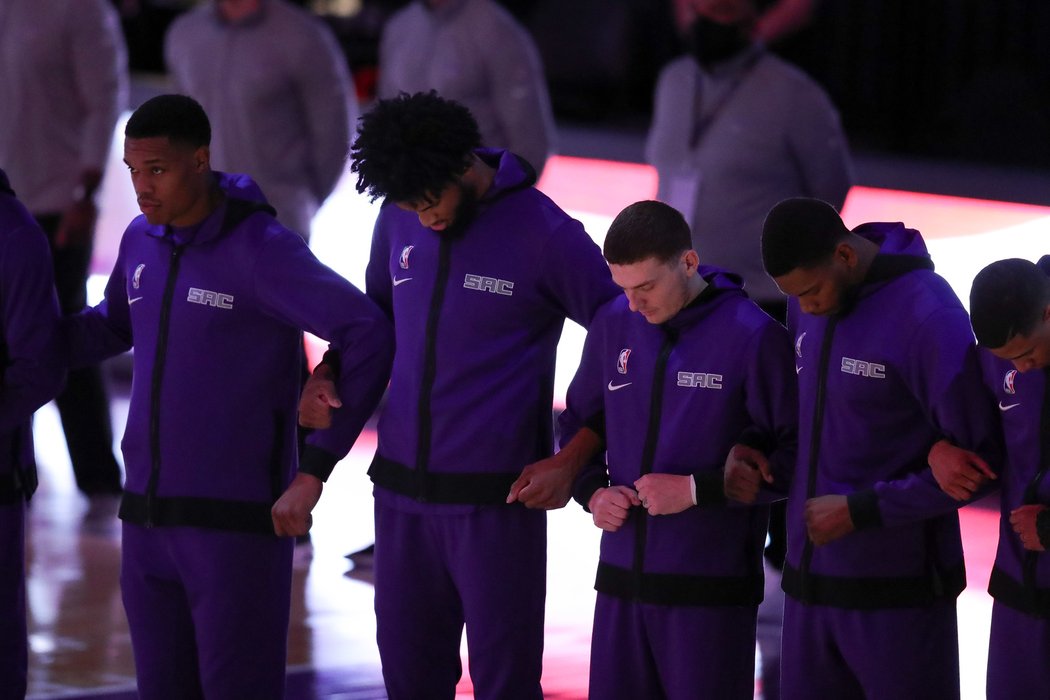 Protest basketbalistů Sacramenta před zápasem proti Chicagu Bulls