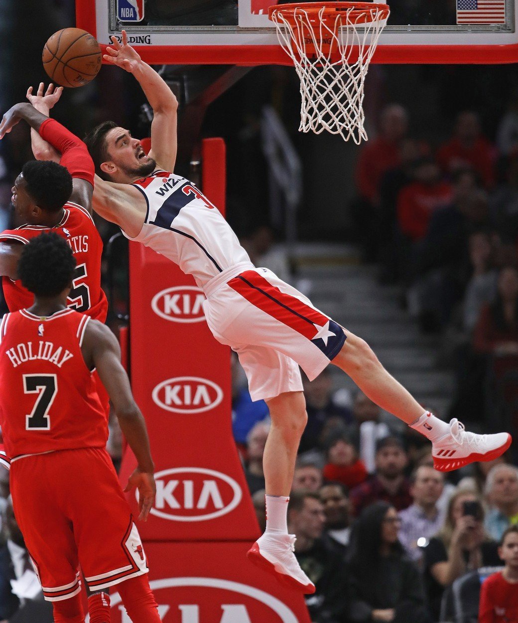 Tomáš Satoranský odehrál povedený zápas v Chicagu, který pro něj skončil zraněním po faulu soupeře