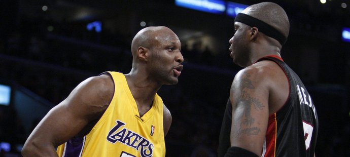 Lamar Odom je stále v komatu. Předávkoval se viagrou a drogami v nevěstinci.