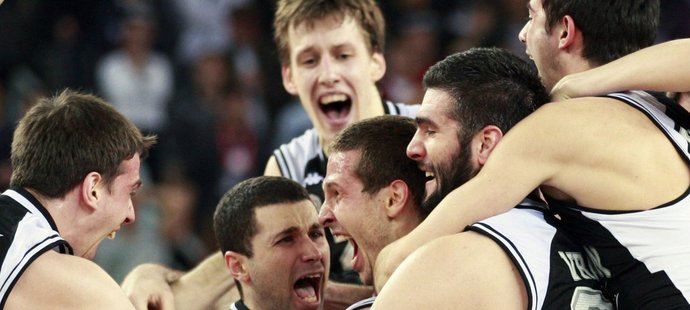 Basketbalisté Partizanu Bělehrad slaví.