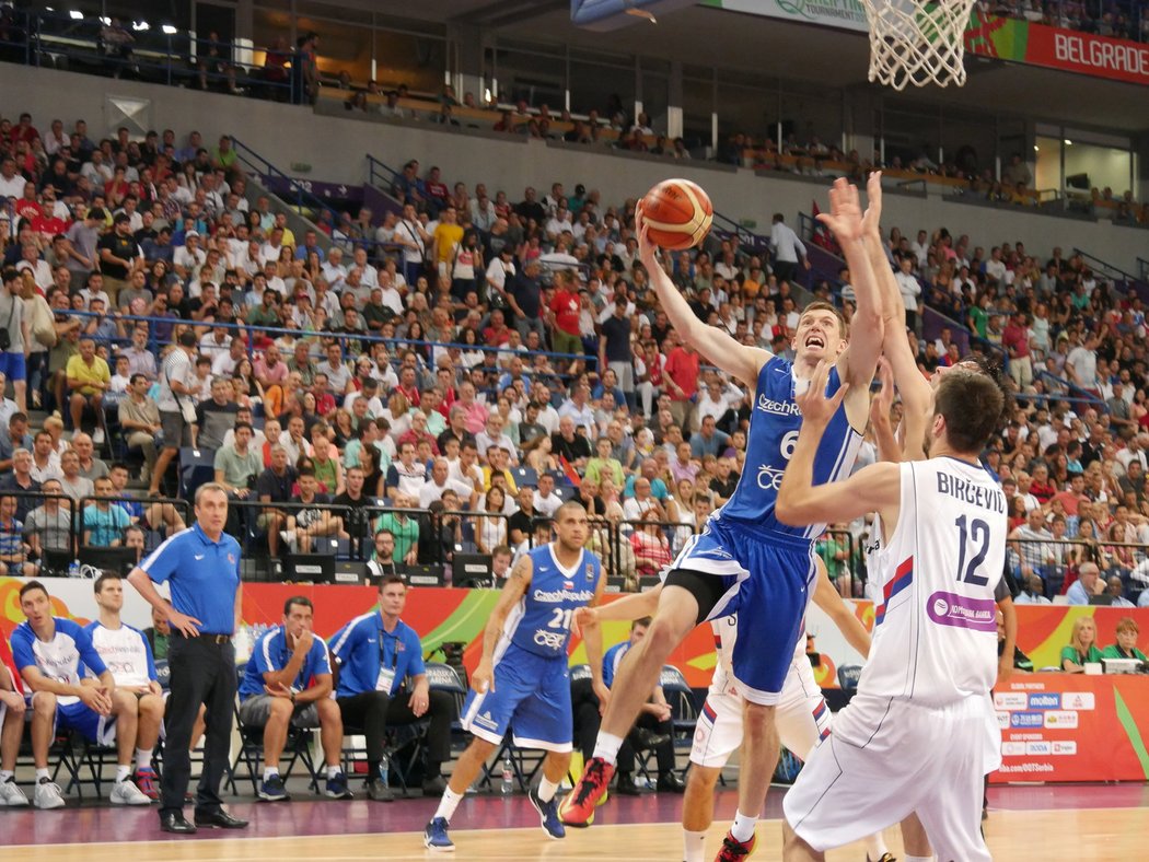 Pavel Pumprla zakončuje levou rukou přes Stefana Birčeviče.