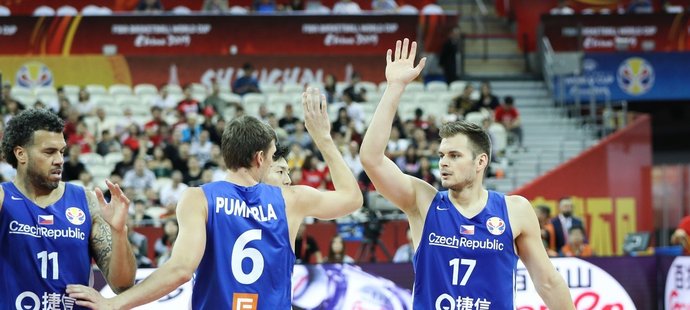 Bývalí hráči Nymburka Pavel Pumprla a Jaromír Bohačík v reprezentačním dresu